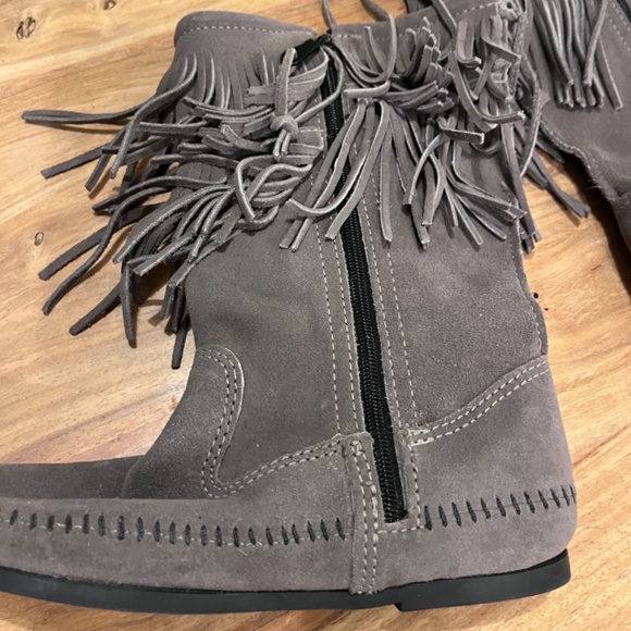 Minnetonka 2 layer gray suede fringe boots, size 8, cowboy chic, boho - Picture 14 of 14